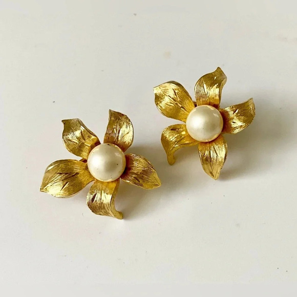 SOLD!! Vintage Designer Quality Golden Faux Pearl Clip on Flower Earrings. - Picture 2 of 5